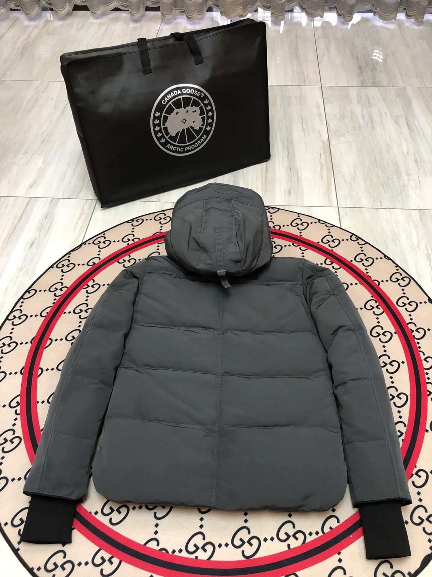 P640 Canada Goose MacMillan parka 17 styles for men and women, short style without fur collar, Arctic and Antarctic scientific expedition teams and others choose Canada Goose as their winter wear, the Rolls-Royce of down jackets. ➖ Industry-leading anti-counterfeiting chip sensing. ➖ Imported Behringer embroidery machines and customized embroidery labels, the highest level and industry leading. ➖ Imported Korean 21-count polyester-cotton blended original fabric, TC85 waterproof coated fabric, water-repellent, windproof and wear-resistant. ➖ The new national standard 80 white duck down is filled with an average of 520 grams of down. The amount of down filled is industry-leading. ➖ 100% nylon lining with double double-layer sealing design to prevent velvet running, and seamless thread design on the cuffs! ➖ Western Canadian Green Wolf Collar. ➖ Yoshida YKK provides original factory-customized electroplated sliders. YKK two-way lockable zippers are tight and smooth and do not peel off paint. ➖ 3M composite Velcro is durable and the accessories and hardware are all custom-made. Note: Our copywriting is only simple and clear. Instead of bragging about the copywriting, it is better to compare and understand with samples. Only for the purest goose, the most dedicated, the most professional, the highest quality, the highest cost performance! Color: green gray red off-white navy black SIZE: S-XXL [with size chart]